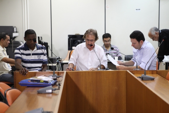 Pelé do Volei (PTdoB), Professor Ronaldo Gontijo (PPS) e Professor Wendel (PSB), em reunião da Comissão (Foto: Mila Milowski)