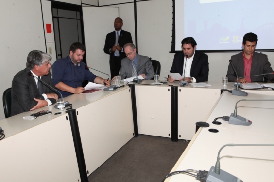 Vereadores em reunião da Comissão de Administração Pública. Foto: Rafa Aguiar