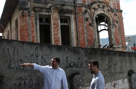 Pedro Patrus (à esquerda) constatou que construção da nova sede do projeto ainda não foi iniciada. Foto: Divulgação CMBH
