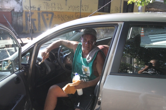 Profissional lava carro em estacionamento em Belo Horizonte