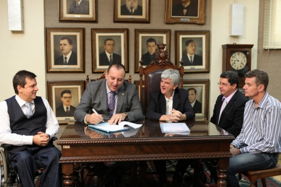 Wellington Magalhães sanciona projeto ao lado do ex-vereador Betinho Duarte - Foto: Divulgação CMBH