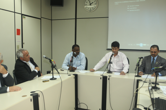 Comissão aprova suporte para bolsas em sanitários