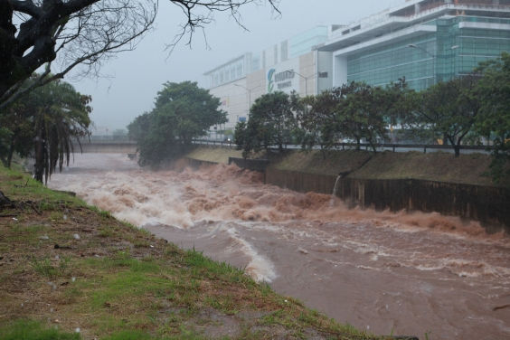 Rio Arrudas cheio próximo ao Shopping Boulevard durante últimas chuvas