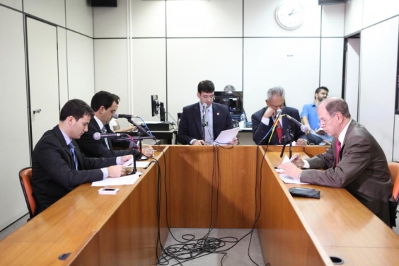 Marcelo Aro, Juninho Los Hermanos, Marcelo Álvaro Antônio, Edson Moreira e Coronel Piccinini na 8ª reunião ordinária da CLJ