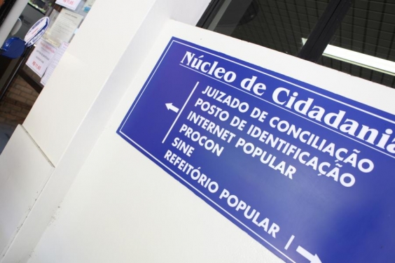 Placa indica serviços oferecidos pelo Núcleo de Cidadania
