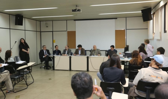 Vereadores e demais presentes ouvem explicações da Prefeitura em audiência da Comissão de Orçamento