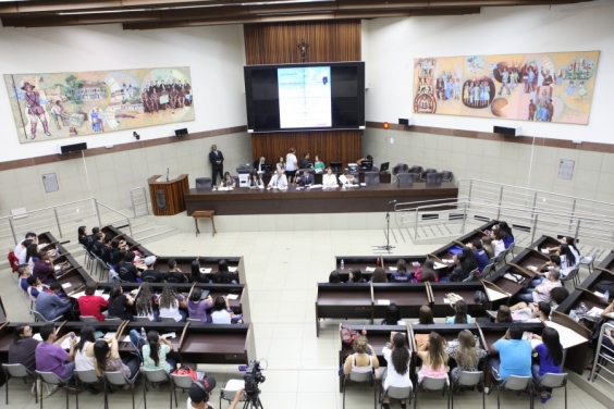 Alunos do Parlamento Jovem participam de Mesa de Debates