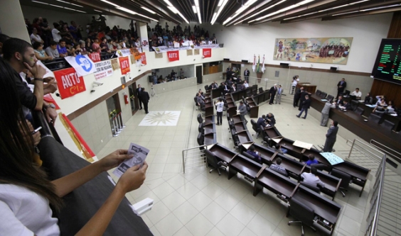 Plenário aprovou redução de R$ 0,05 na passagem de ônibus. Manifestantes ocuparam o prédio, exigindo redução maior.