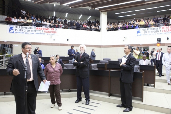 Sob os olhares atentos de servidores que lotaram a galeria do plenário Amynthas de Barros, reajuste salarial foi aprovado
