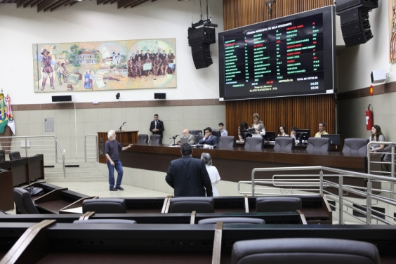 Na reunião plenária desta segunda, vereadores debateram atenção à epilepsia e economia de água