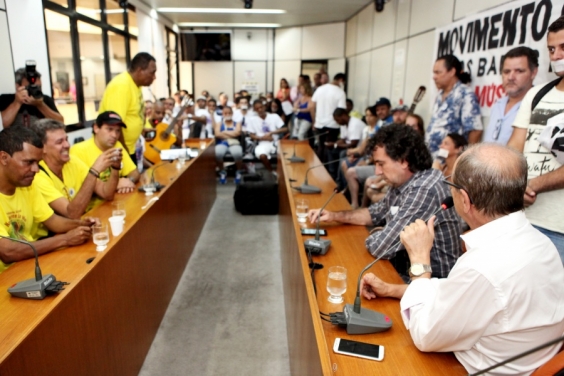 Músicos que pedem maior liberdade para exercício da profissão em BH. Foto: Rafa Aguiar