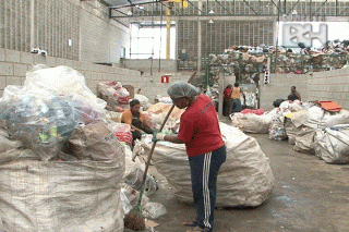 Inclusão social e geração de renda por meio da reciclagem de materiais é uma das diretrizes do PMGIRS (Foto: Portal PBH)