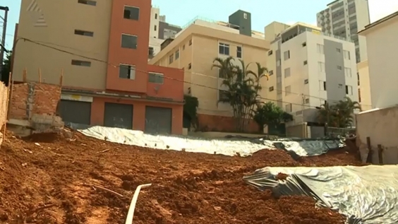 Muro que caiu em obra na Rua Cabo Verde causou danos a moradores - Foto: Divulgação CMBH