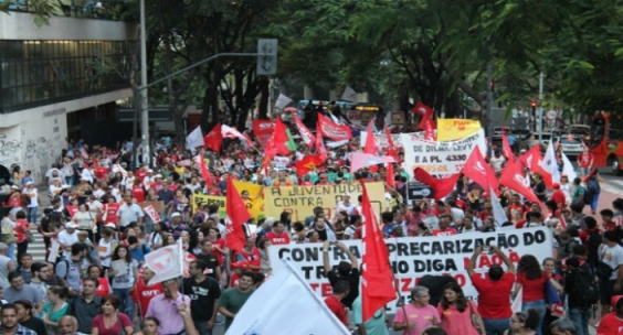 PL 4330, que permite terceirizar atividades-fim, é alvo de manifestações de trabalhadores em todo o país (Imagem: Sinprominas) 