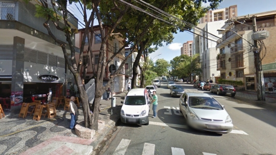 Estacionamento na porta de garagens ou em faixas de pedestres tem incomodado moradores - Foto: Google Maps