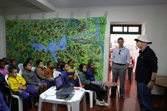Lição de sustentabilidade para crianças no Centro de Educação Ambiental - Foto: Divulgação CMBH