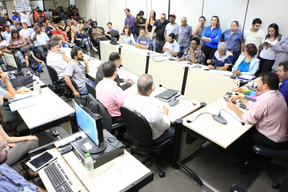 vereadores. integrantes da mesa e plateia em audiência pública