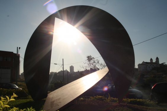 Escultura triangular em ferro na portaria principal da CMBH