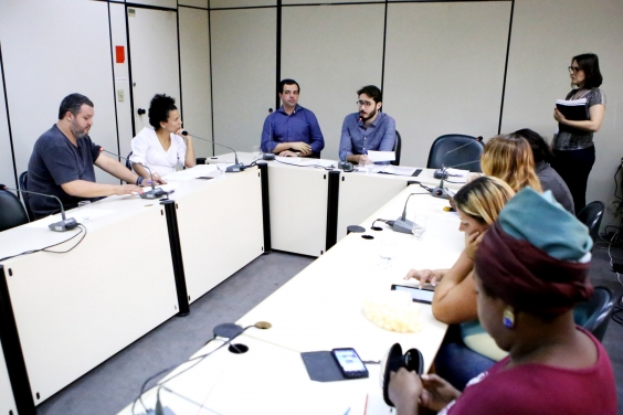 Comissão de Direitos Humanos e Ocupação do Isidoro discute pareceres em reunião. Foto: Rafa Aguiar/Câmara de BH