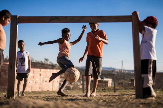 Crianças jogando bola em descampado na Ocupação Izidora. Foto: #ResisteIzidora