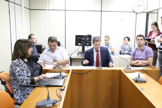 Vereadores membros da Comissão de Orlamento e Finanças em reunião 