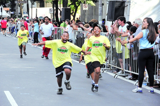 jovens com deficiência participam de corrida
