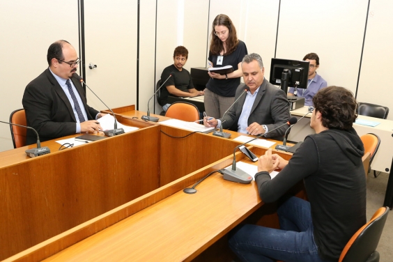 Vereadores Mateus Simões, Fernando Borja e Doorgal Andrada na reuinião da Comissão Especial de Estudos para Racionalização das Normas Municipais