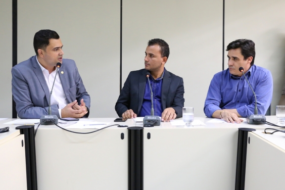 Vereadores em reunião da Comissão Especial de Estudos sobre o Anel Rodoviário