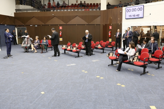 vereadores durante reunião plenária