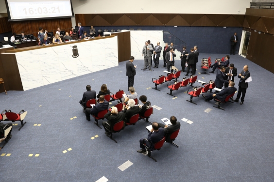 Vista superior do Plenário Amynthas de Barros durante reunião plenária