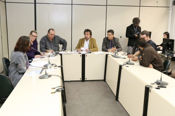 Parlamentares e convidados compõem mesa de reunião no Plenário Helvécio Arantes