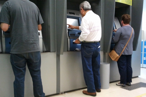 Clientes utilizam terminais de autoatendimento