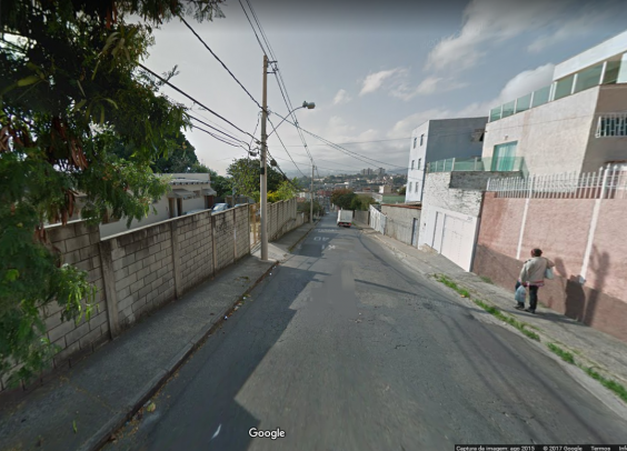 Rua Frei Luiz de Souza, no bairro Alto dos Pinheiros, ladeada por muros coloridos