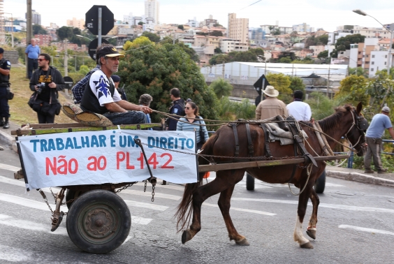 Carroceiro protesta contra projeto de substituição da tração animal diante da Câmara Municipal