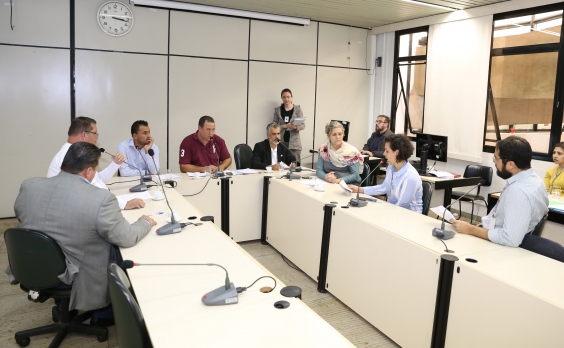Vereadores e convidados compõem mesa de reunião