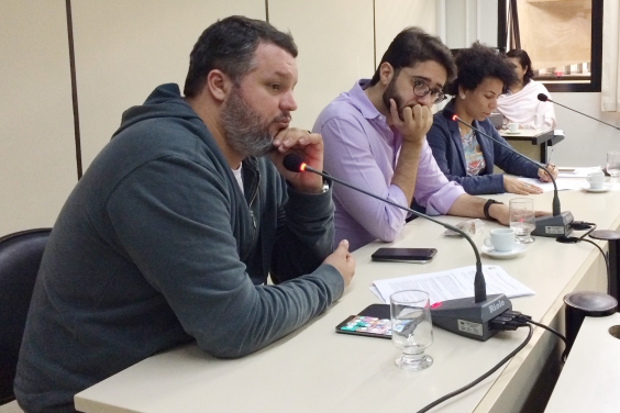 Parlamentares ocupam mesa de reunião no Plenário Helvécio Arantes