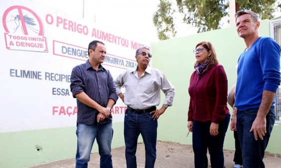vereadores Hélio da Farmácia e Juliano Lopes em frente a unidade de saúde