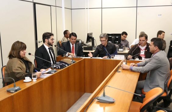 Vereadores em reunião da Comissão de Orçamento e Finanças