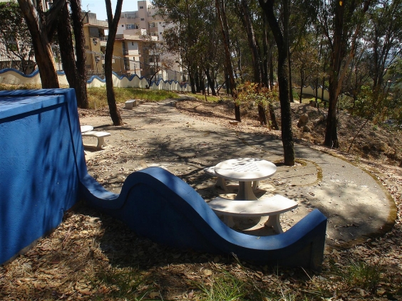 Mesas, bancos e cadeira em praça de Parque Público