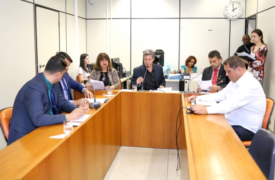 Vereadores em reunião da Comissão de Orçamento e Finanças