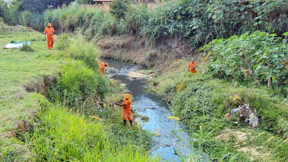 Agentes da Prefeitura realizam ação de poda e limpeza às marges do Córrego Capão