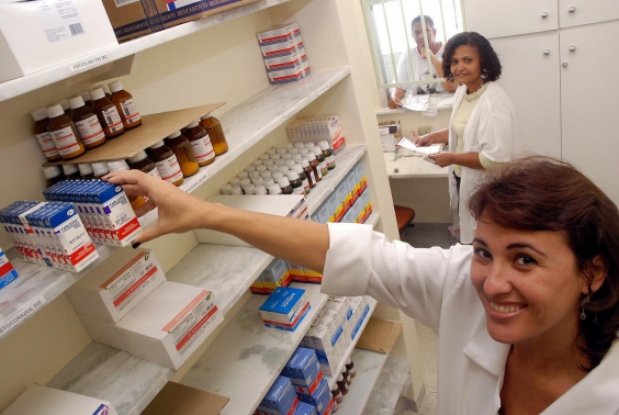Servidora exibe medicamentos oferecidos na rede SUS