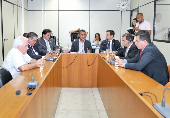 Vereadores da Comissão Especial de Estudos do Anel Rodoviário reunidos em 15/9