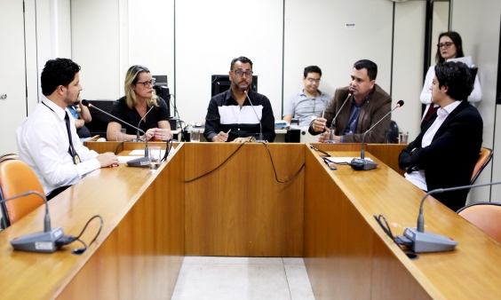 Parlamentares compõem mesa de reunião