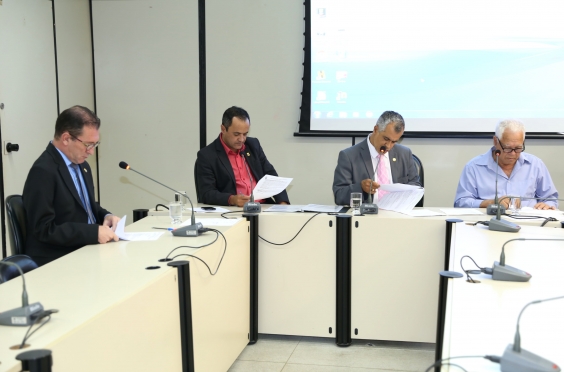 Vereadores em reunião da Comissão de Saúde e Saneamento