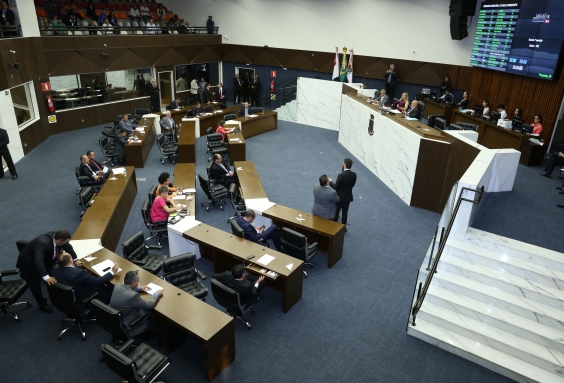 Vista superior do Plenário Amynthas de Barros. Parlamentares ocupam seus lugares durante reunião plenária