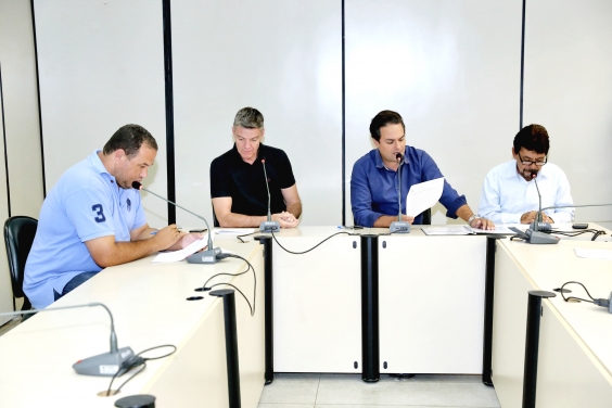 Parlamentares compõem mesa de reunião