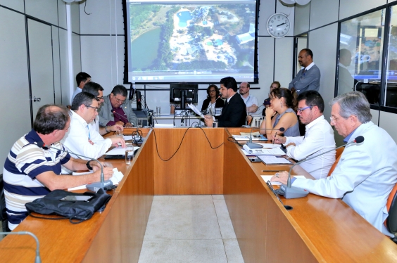 Vereadores e convidados sentados na mesa de debates que tratou da revitalização do Lagoa Acqua Park, também conhecido com Clube do Servidor