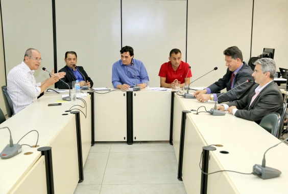Comissão de Desenvolvimento Econômico, Transporte e Sistema Viário ouve empresário do setor de caçambas sobre projeto de lei em tramitação