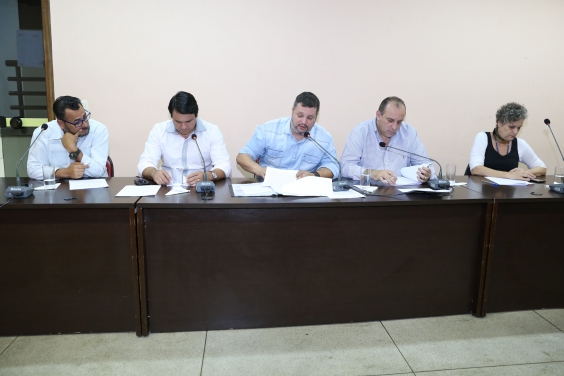 Vereadores em reunião da Comissão Especial de Estudos sobre a auditoria do transporte coletivo